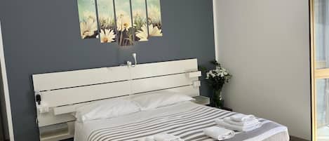 Chambre Double Confort, balcon, vue partielle sur la mer | Rideaux occultants, fer et planche à repasser, Wi-Fi gratuit