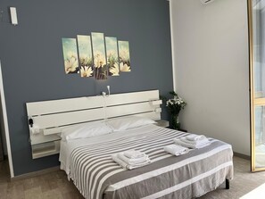 Chambre Confort double, balcon, vue partielle sur la mer | Rideaux d’obscurcissement, fer et planche à repasser