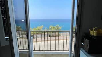 Deluxe tweepersoonskamer, balkon, uitzicht op zee | Woonruimte