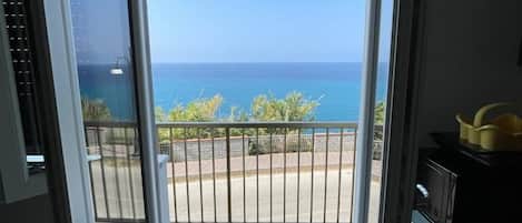 Habitación doble Deluxe, balcón, vista al mar | Área de sala de estar | Monitor de computadora