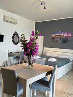 Habitación Deluxe doble, balcón, vistas al mar | Cortinas opacas, tabla de planchar con plancha, wifi gratis
