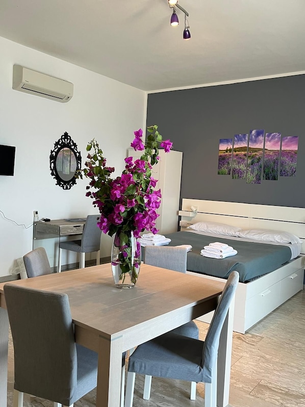 Habitación Deluxe doble, balcón, vistas al mar | Cortinas opacas, tabla de planchar con plancha, wifi gratis