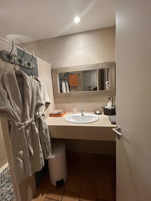 Een douche, een haardroger, handdoeken