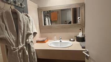 Douche, sĂšche-cheveux, serviettes fournies