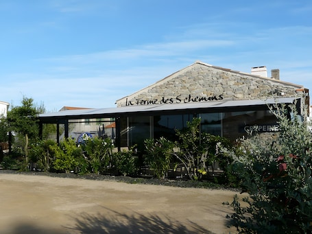 Exterior. Gîte La Noirmoutrine – La Ferme des 5 Chemins