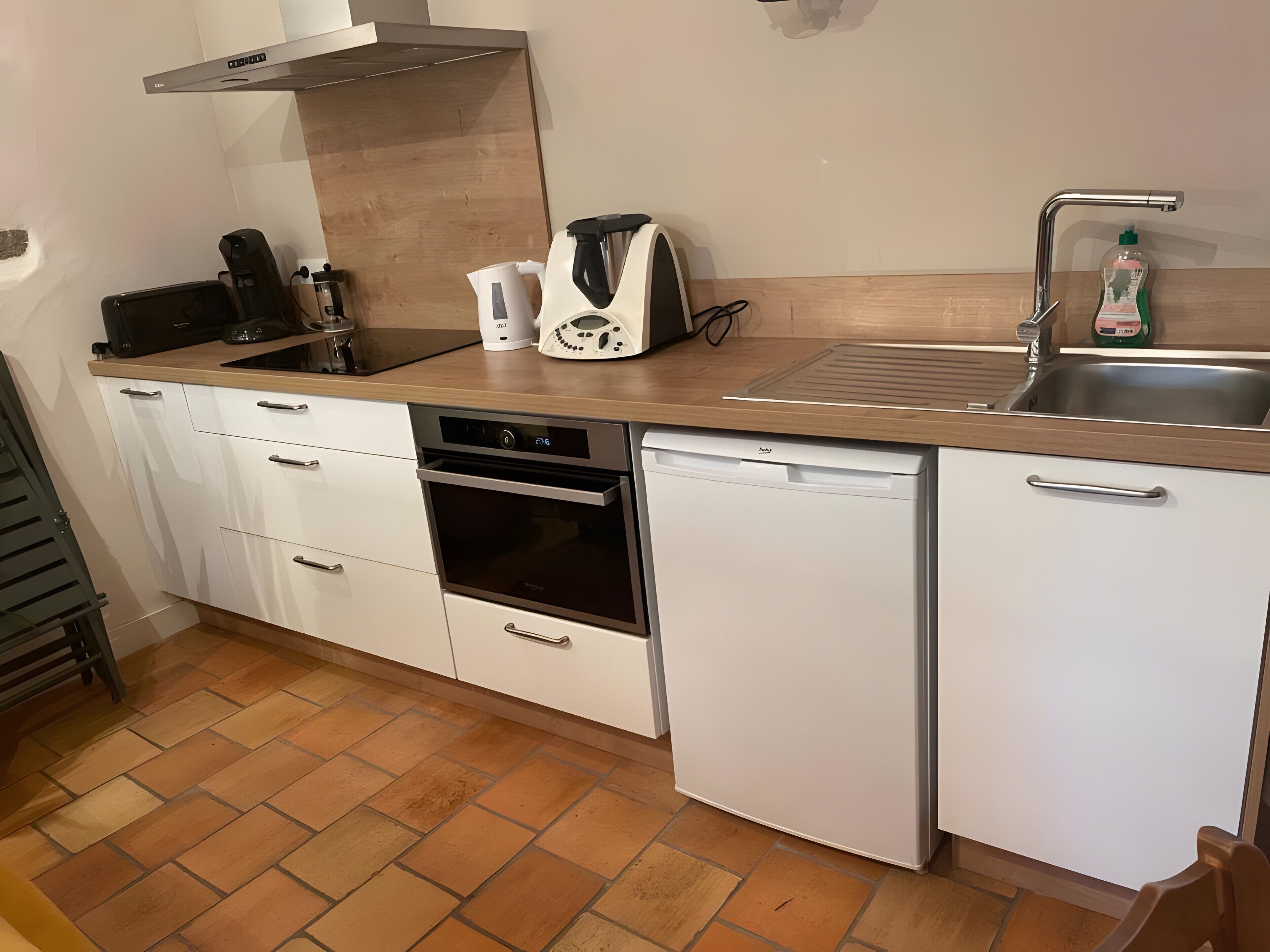 Een koelkast, een magnetron, een oven, een kookplaat