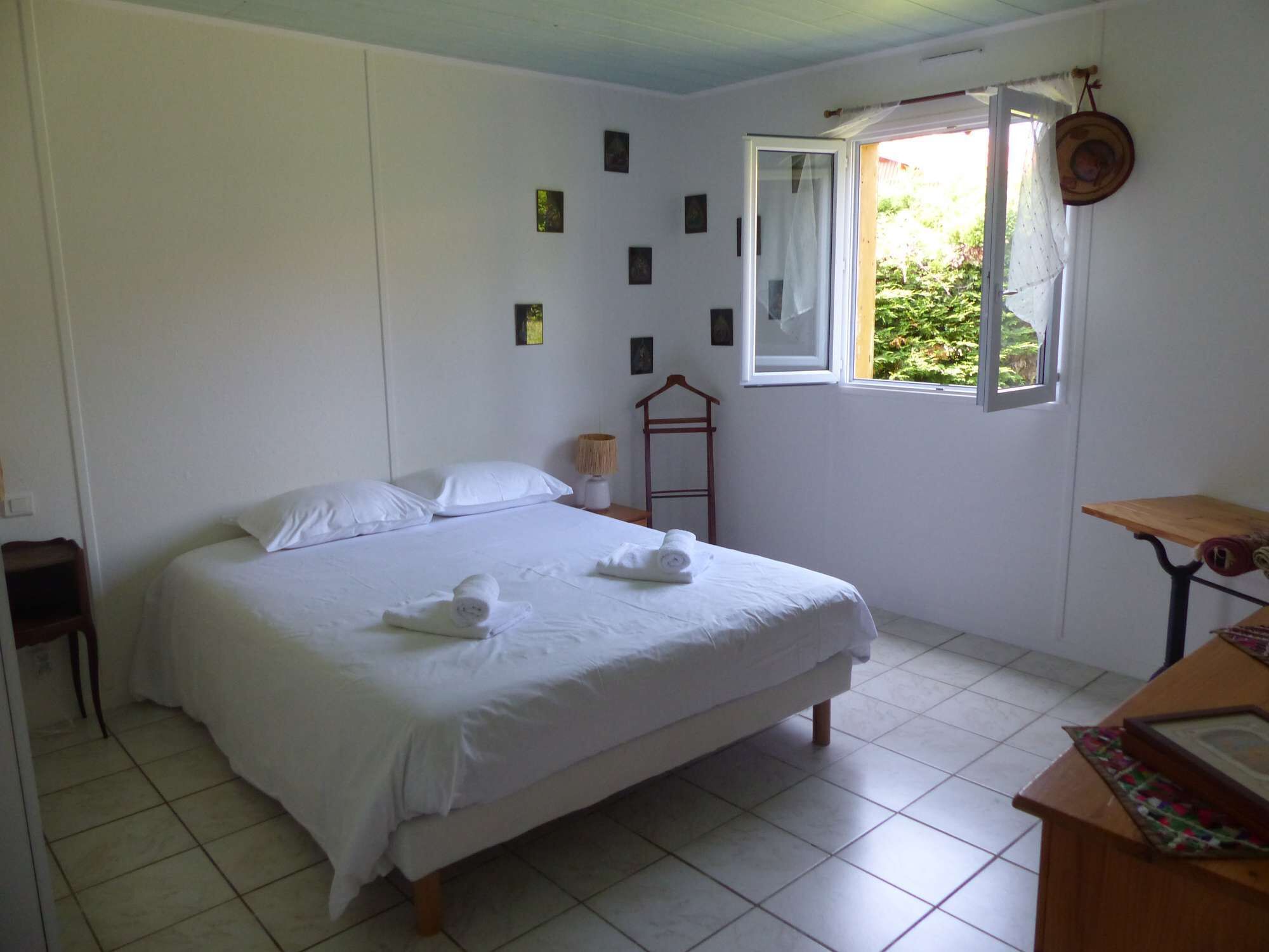 Desk, WiFi, bed sheets, wheelchair access