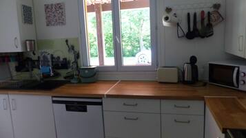Kaffe-/temaskine, køleskab, mikrobølgeovn, ovn