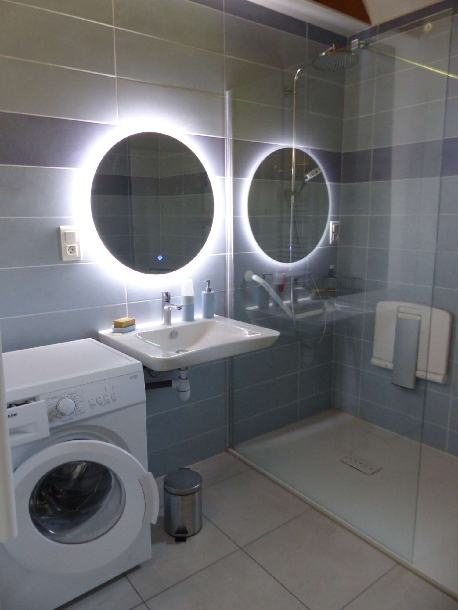 Shower, hair dryer, towels
