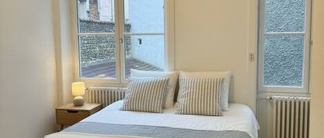 Iron/ironing board, WiFi, bed sheets