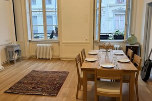 Dining - Quiet, comfortable, chic apartment in the center of town (Lyon)