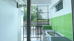 Studio, balcon, vue ville | Intérieur