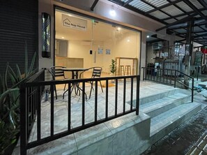 Outdoor dining - The Nap House Phuket Town (Phuket)