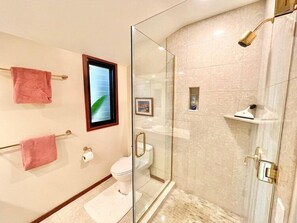 Douche, sèche-cheveux, serviettes fournies