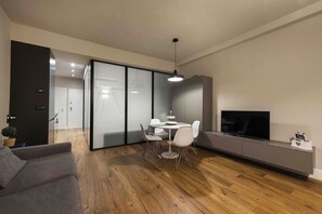 Apartamento clássico | Área de estar | TV de tela plana