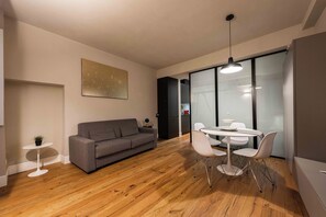 Apartamento clássico | Área de estar | TV de tela plana