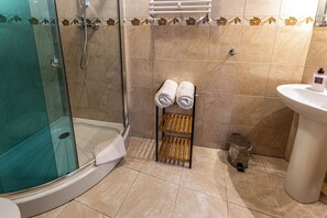 Standard Double Room | Bathroom | Shower, free toiletries, hair dryer, towels - Pokoje Gościnne Mila (Kąty Rybackie)