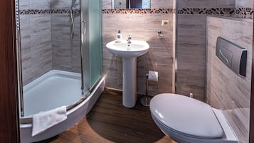 Standard Double Room | Bathroom | Shower, free toiletries, hair dryer, towels