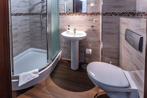 Standaard tweepersoonskamer | Badkamer | Een douche, gratis toiletartikelen, een haardroger, handdoeken