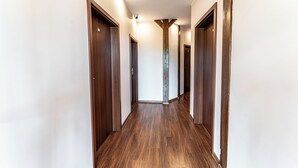 Un couloir avec des portes en bois et un plancher en bois.