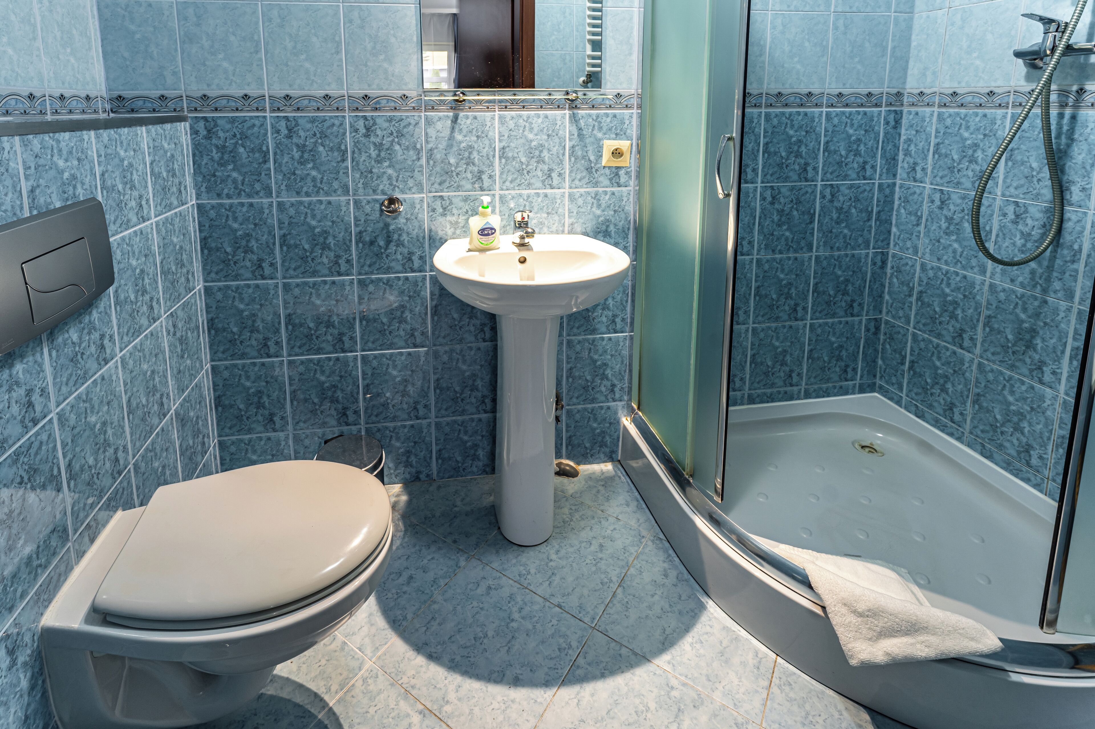 Standard-Doppelzimmer | Badezimmer | Dusche, kostenlose Toilettenartikel, Haartrockner, Handtücher