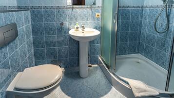 Standard-Doppelzimmer | Badezimmer | Dusche, kostenlose Toilettenartikel, Haartrockner, Handtücher
