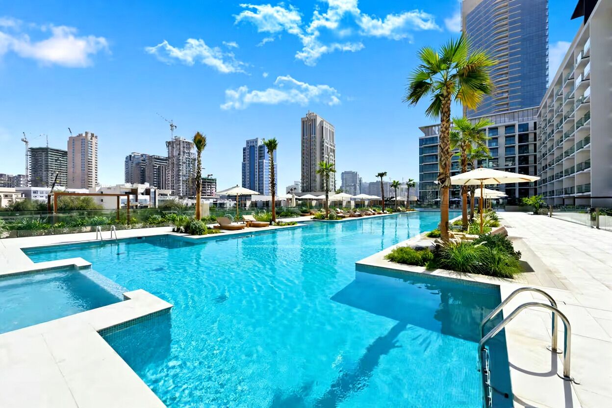 Una piscina al aire libre