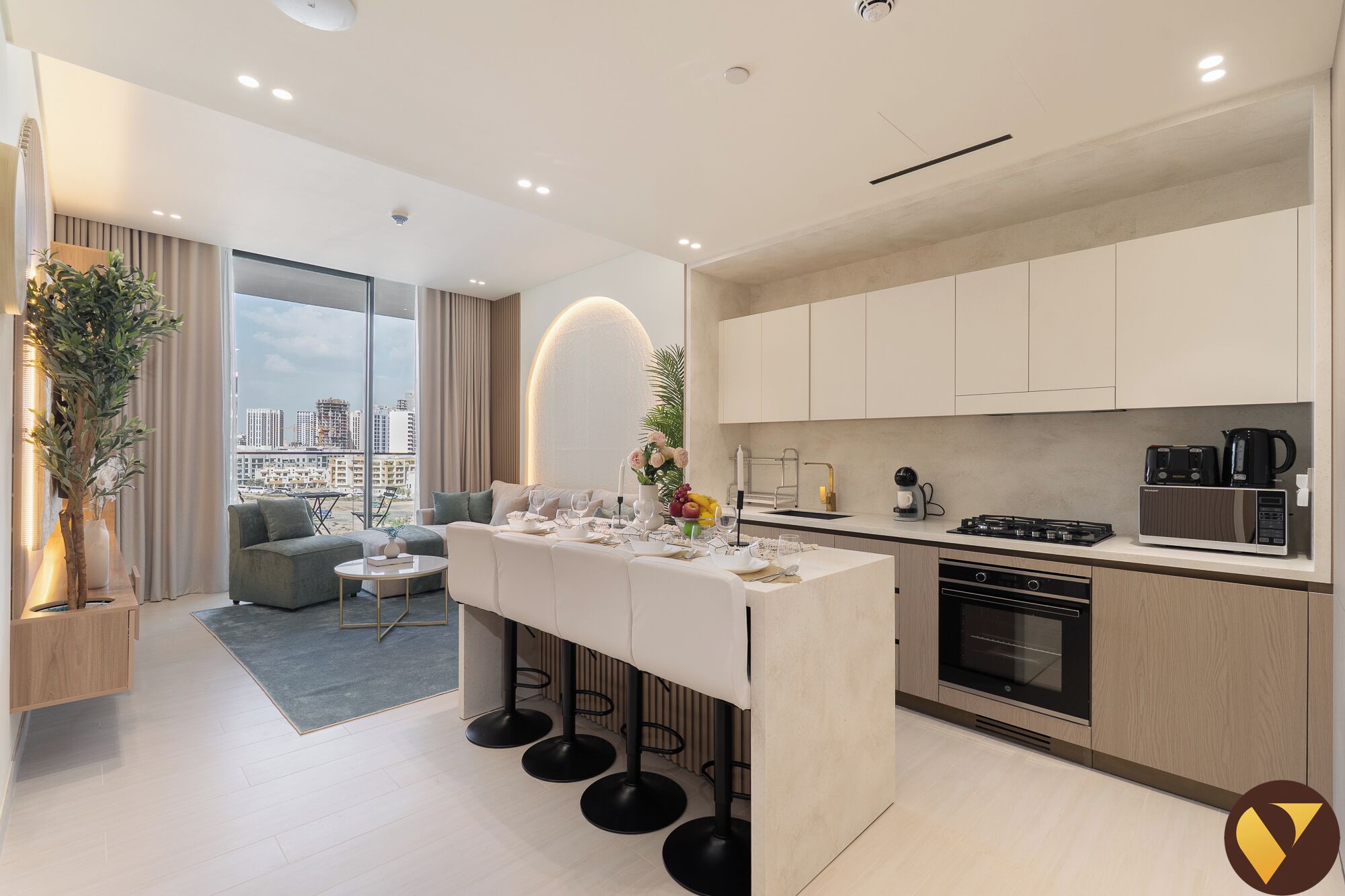 Apartemen Mewah, balkon, pemandangan kota | Dapur pribadi | Lemari es besar, microwave, oven, dan kompor