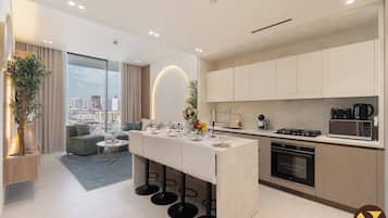 Apartemen Mewah, balkon, pemandangan kota | Dapur pribadi | Lemari es besar, microwave, oven, dan kompor