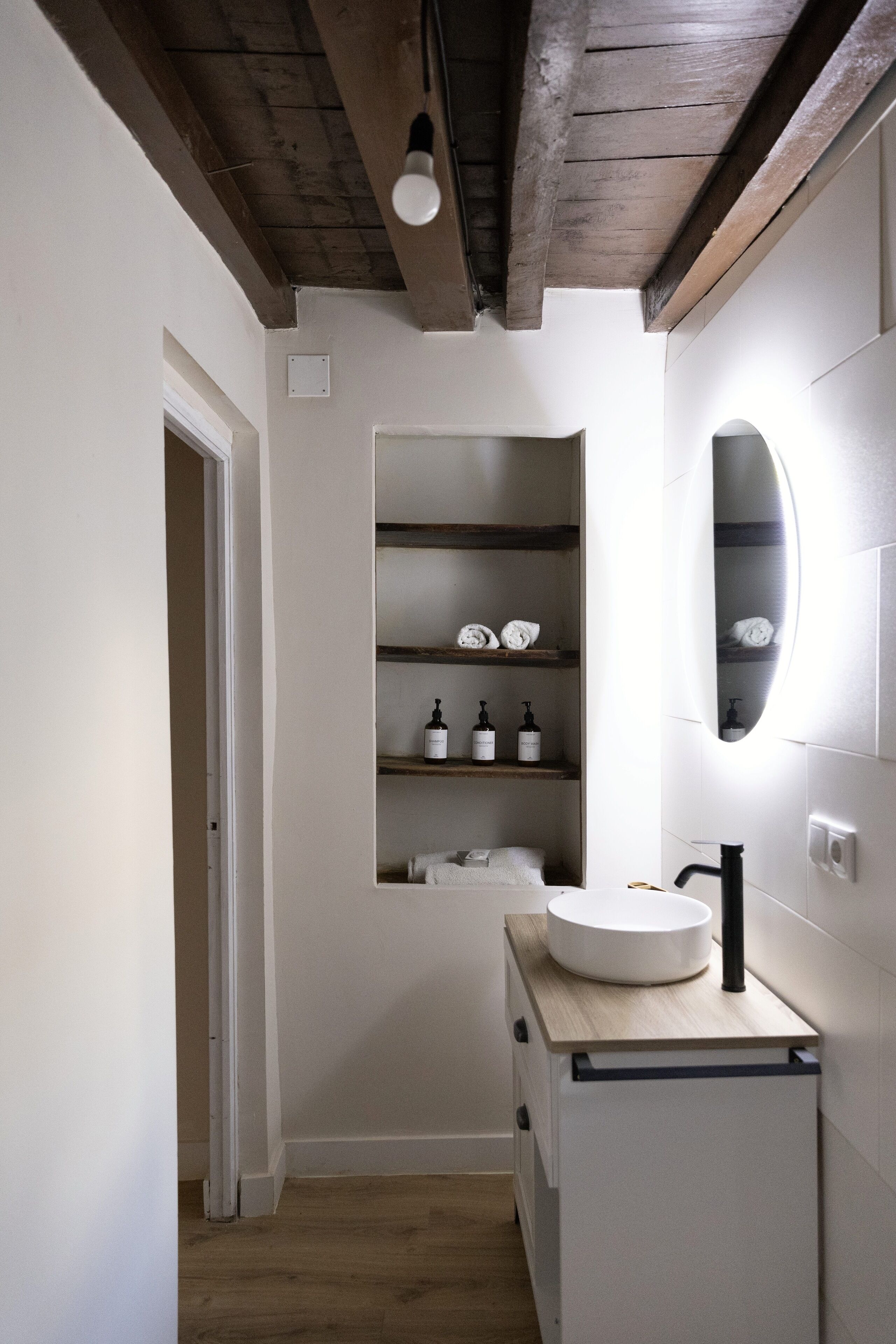 Dutxa, assecador de cabells, tovalloles i sabó 