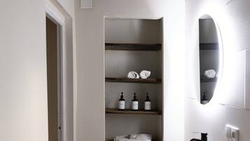 Dutxa, assecador de cabells, tovalloles i sabó