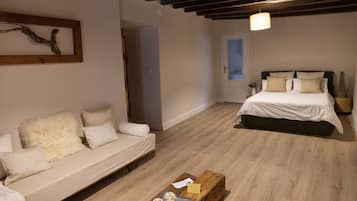 Een strijkplank/strijkijzer, wifi, beddengoed