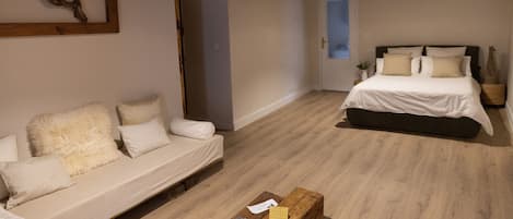 Tabla de planchar con plancha, wifi, ropa de cama