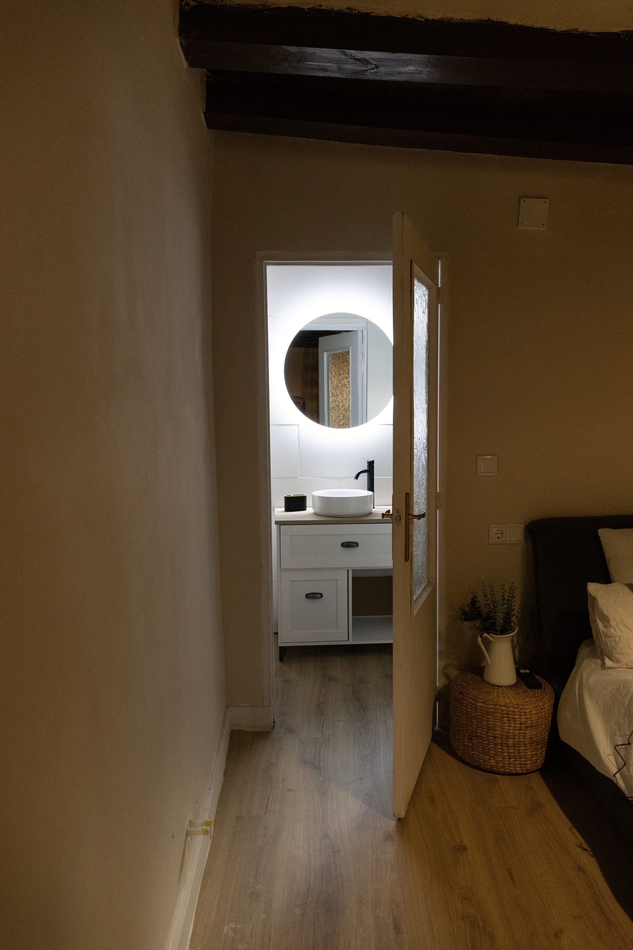Tabla de planchar con plancha, wifi, ropa de cama