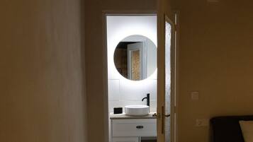 Tabla de planchar con plancha, wifi, ropa de cama