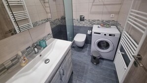 Een douche, een haardroger, een bidet, handdoeken