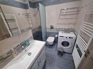 Shower, hair dryer, bidet, towels - Connie's Beach House (Kos)