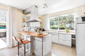 Coffee/tea maker, fridge, microwave, oven - Villa Perla with private pool and stunning lake view (Lonato del Garda)
