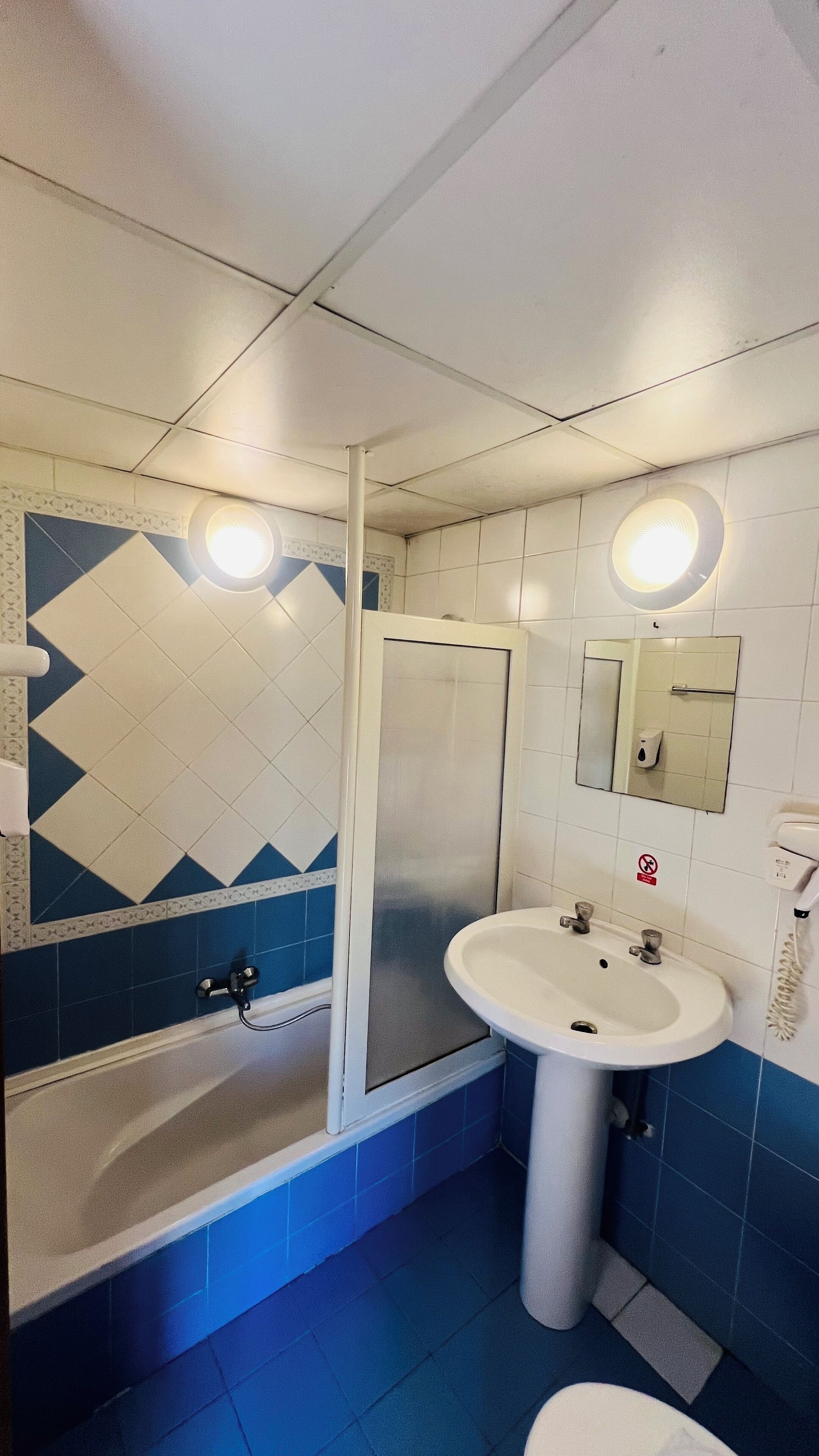 Hiustenkuivaaja, pyyhkeet, saippua, vessapaperi