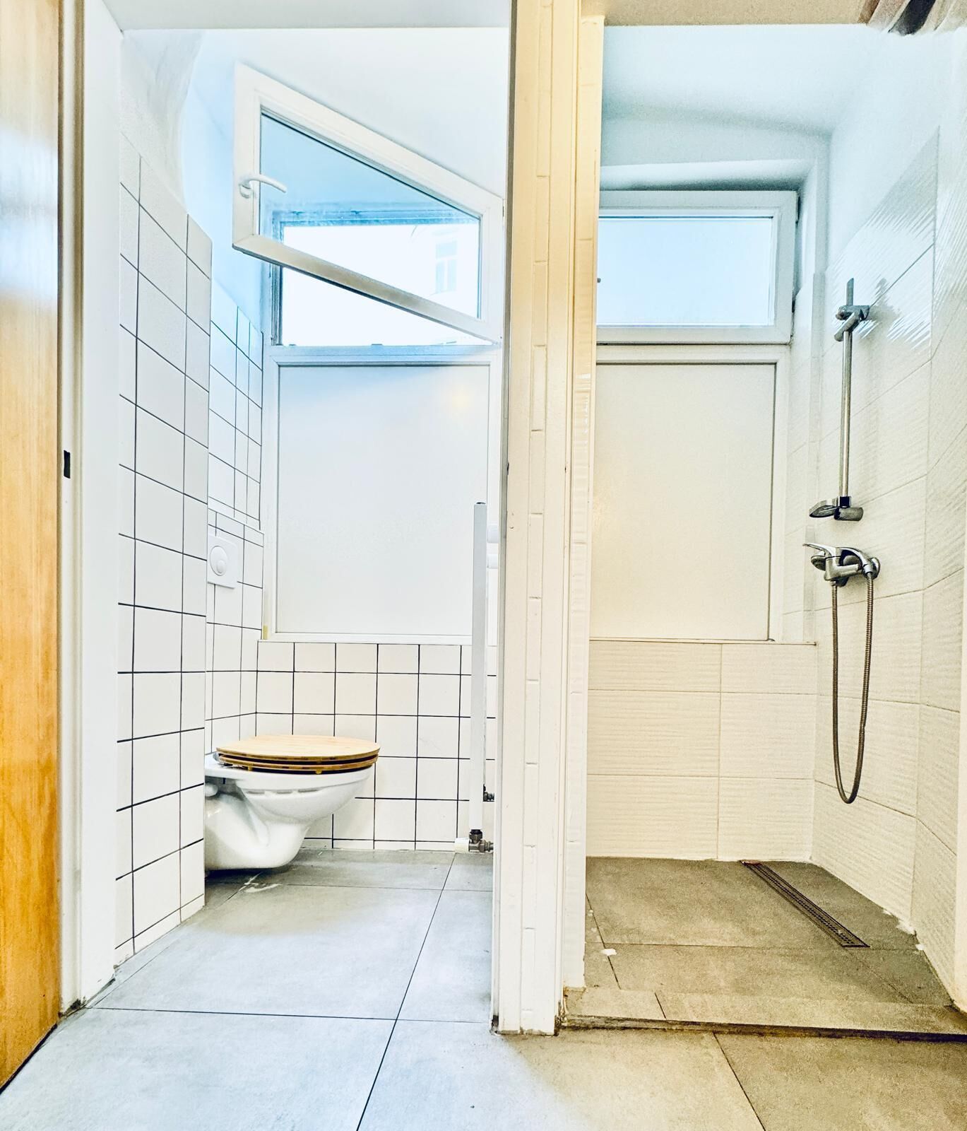 Eenvoudig appartement | Badkamer | Een douche, gratis toiletartikelen, een haardroger, handdoeken