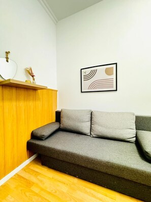 Eenvoudig appartement | Een strijkplank/strijkijzer