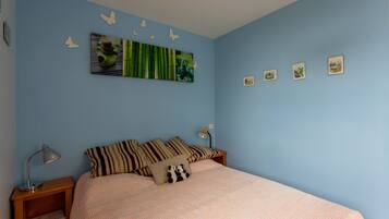 Tabla de planchar con plancha, wifi, ropa de cama