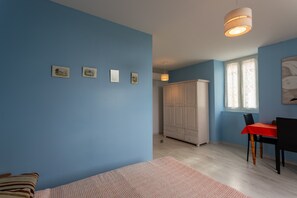 Tabla de planchar con plancha, wifi y ropa de cama 