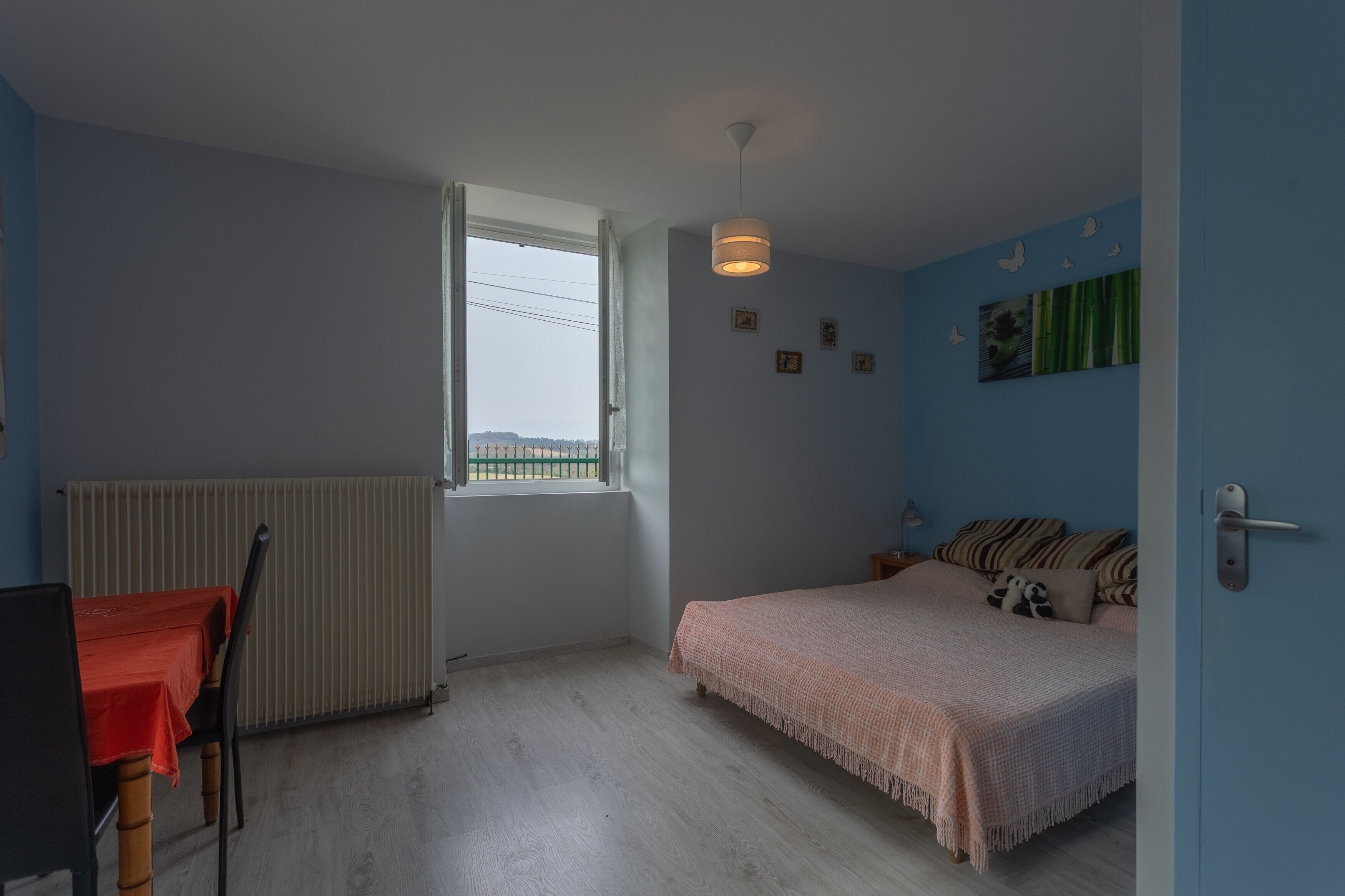 Iron/ironing board, WiFi, bed sheets, wheelchair access