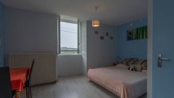 Iron/ironing board, WiFi, bed sheets, wheelchair access