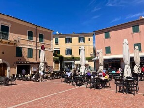 Outdoor dining - A Casa di NONNA ANNA Apartment in the center, square, Porto Azzurro Island Elba (Porto Azzurro)