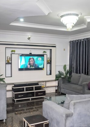 Appartement, 3 chambres | Salle de séjour