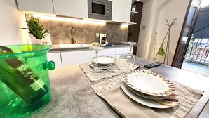 A kitchen with a sink, microwave, and a potted plant. - Liberty apartment, Porta Susa center, wifii flat, parking, pets allowed (Torino)