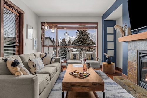 Downtown |Sleeps 10 | Walk to shopping | Restaurants| Trails & Pond