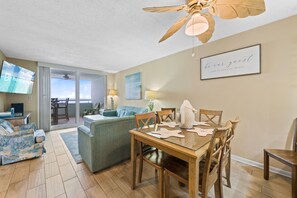 Signature-Apartment, 2 Schlafzimmer, Balkon, Strandblick | Wohnzimmer | 55-Zoll-Smart-TV mit Digitalempfang